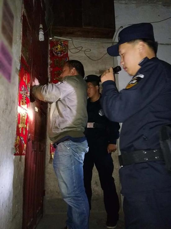 黄平县粗心妈妈误将幼女锁家中 民警全城寻开锁师傅开门